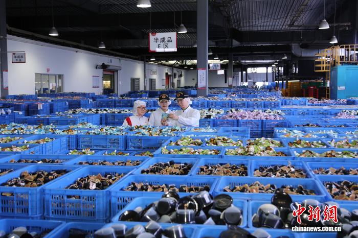 高温催热海外需求 海关“绿色通道”助力消暑食品出海
