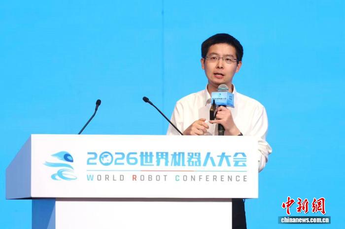 宇树科技董事长王兴兴：正在推动物理AI机器人自进化
